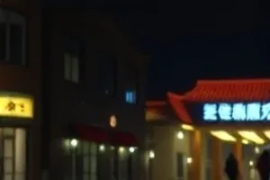 冬夜列车末班车厢内景，窗外飘雪